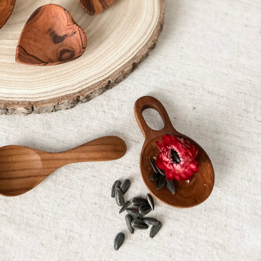 Round Eyelet Handle Scoops
