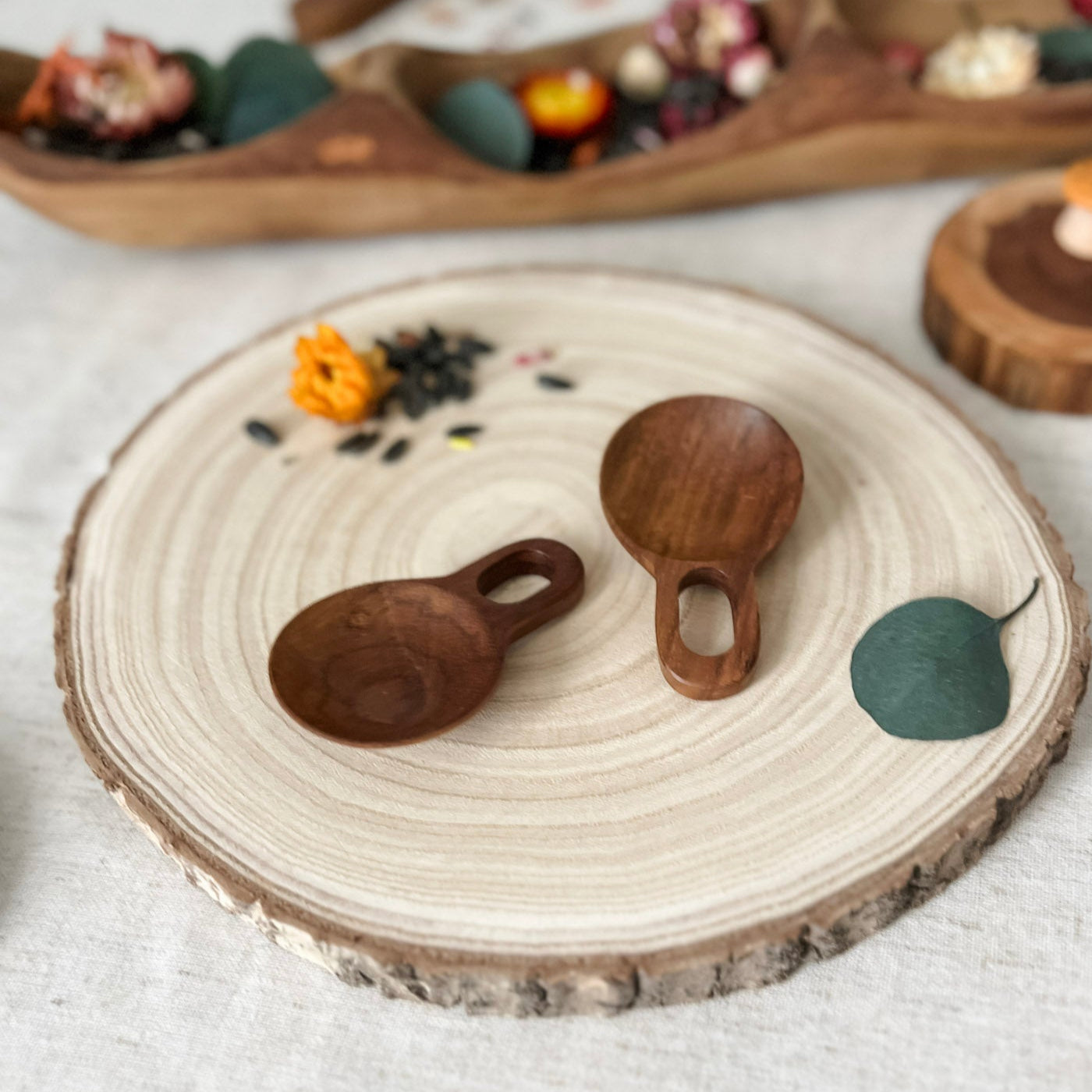 Round Eyelet Handle Scoops