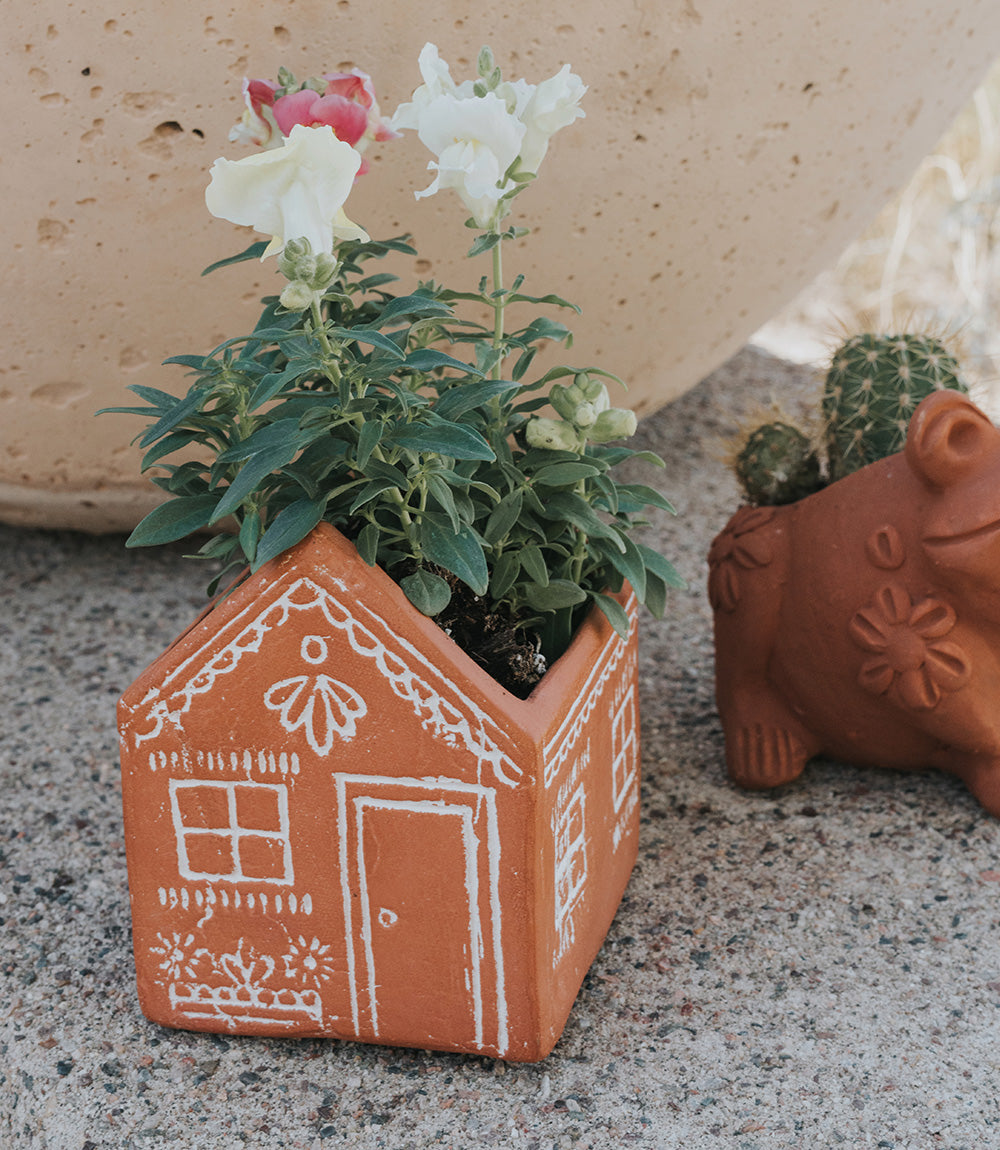 Vasanta House Planter - Terracotta