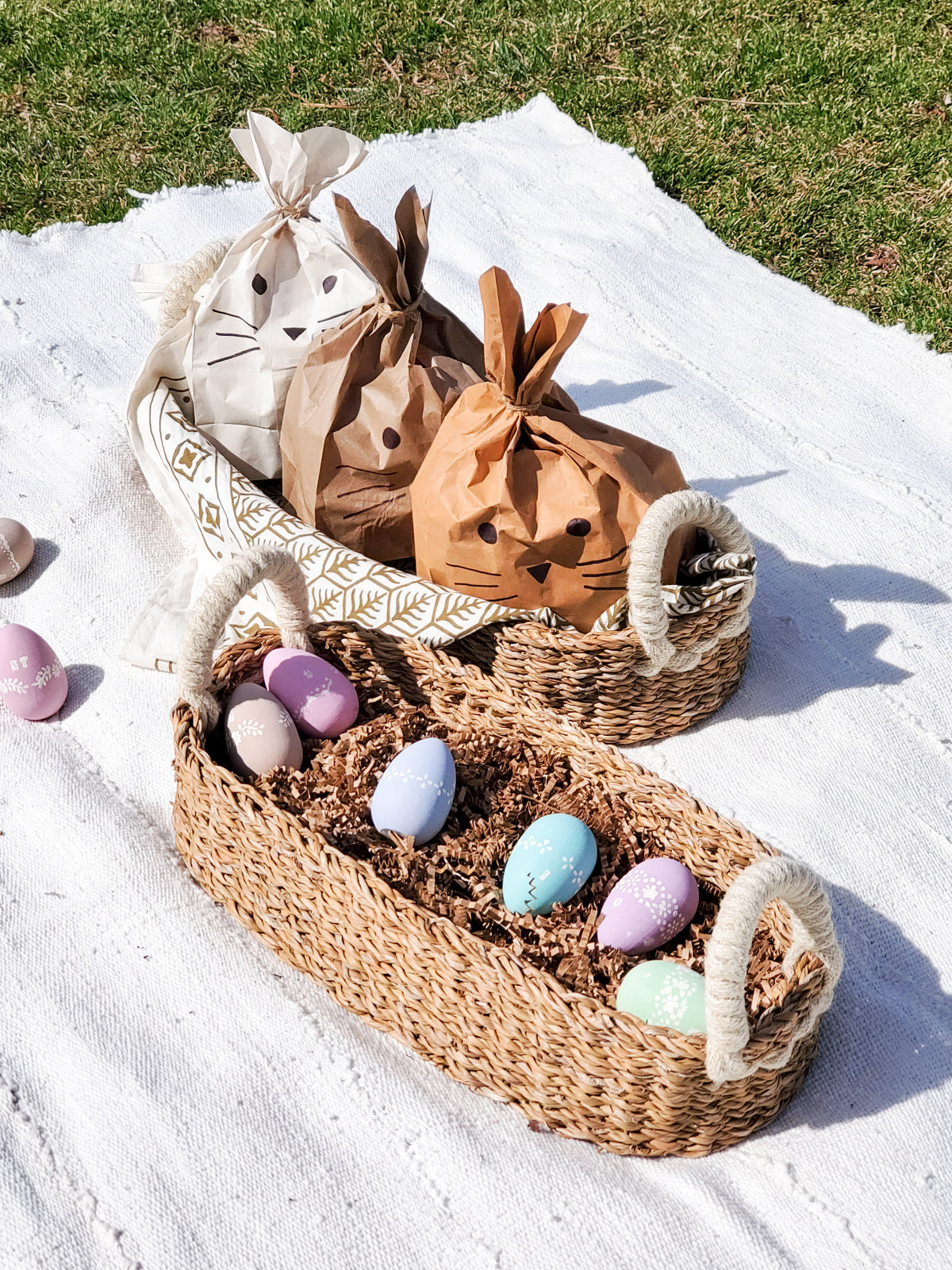 Savar Bread Basket with White Handle - Chickadees Wooden Toys