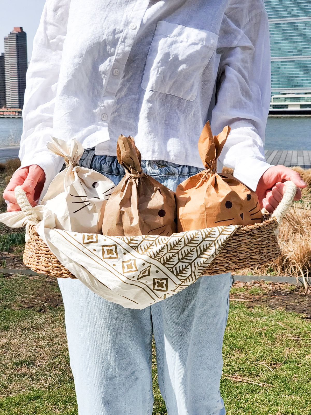 Savar Bread Basket with White Handle - Chickadees Wooden Toys