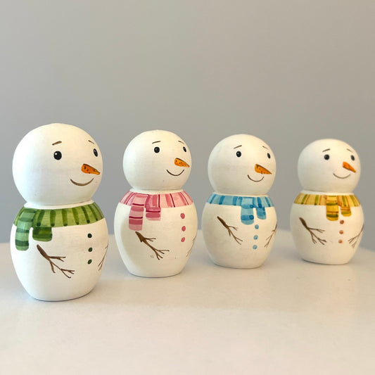 Handcrafted Wooden Snowman Peg Doll – Winter-Themed Figurine for Seasonal Decor