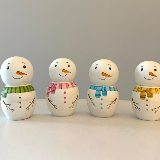 Handcrafted Wooden Snowman Peg Doll – Winter-Themed Figurine for Seasonal Decor